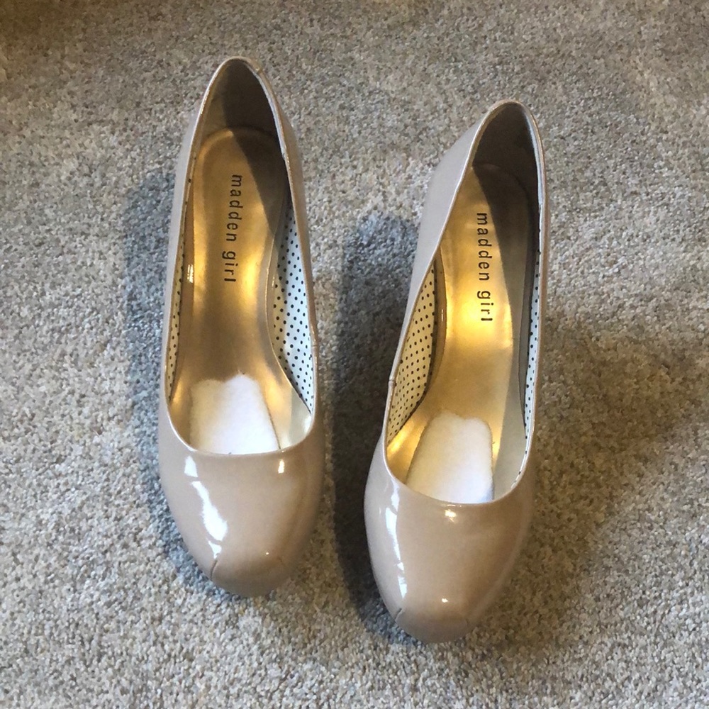 Nude pumps